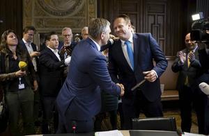 Buma (links) overhangt de CDA-fractievoorzittershamer aan Heerma.  beeld ANP, Bart Maat