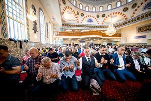 „Binnen de islam leren sommigen dat je als goede moslim er uiteindelijk toch wel komt.” Foto: moslims in de Rotterdamse Mevlana Moskee. beeld Jerry Lampen