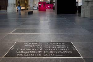 Een eeuw geleden publiceerde de Leidse historicus Johan Huizinga (1872-1945) zijn ”Herfsttij der Middeleeuwen”, aanleiding voor de Vereniging voor Nederlandse Kerkgeschiedenis om er zaterdag haar voorjaarsbijeenkomst aan te wijden. Foto: in de Nieuwe Kerk te Amsterdam werd eerder dit jaar een gedenksteen onthuld. beeld RD, Henk Visscher
