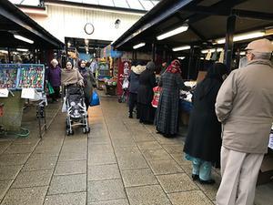 Markt in Dewsbury. In de Noord-Engelse stad is ongeveer de helft van de inwoners moslim. De stad heeft ook een shariarechtbank. beeld RD