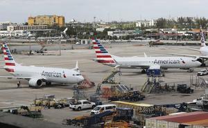 Twee Boeing 737 MAX 8 toestellen stonden donderdag werkeloos aan de grond op Miami International Airport. Het kan nog weken duren voordat de motoren weer worden ingeschakeld, terwijl Boeing sleutelt aan een software-update.  beeld AFP, Joe Raedle