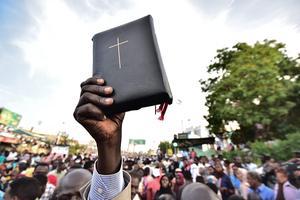 Soedanese christenen demonstreerden zaterdag nabij het militaire hoofdkwartier in Khartoum. beeld AFP