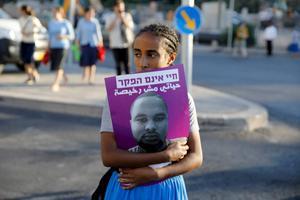Een Ethiopisch-Israëlische vrouw met een poster van de zondag gedode Solomon Tekah, dinsdag in Jeruzalem. beeld AFP, Menahem Kahana