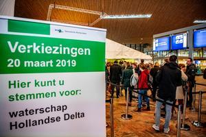 Kiezers brengen op station Rotterdam Centraal hun stem uit voor de Provinciale Statenverkiezingen en het Waterschap. beeld ANP