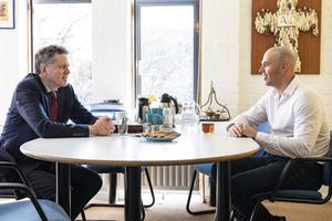 Ds. Cees Rentier (l.) in gesprek met oud-PVV-Kamerlid Joram van Klaveren over diens recente bekering tot de islam.  beeld André Dorst