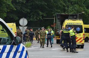 Hulpdiensten bij een militair oefenterrein in Ossendrecht. Veertien leerlingen zijn gewond geraakt door een blikseminslag. beeld ANP