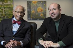 De klimatologen Warren Washington (l.) en Michael Mann (r.) ontvingen dinsdag de Tyler Prize for Environmental Achievement voor hun bijdrage aan het begrip van de klimaatverandering. beeld Joshua Yospyn