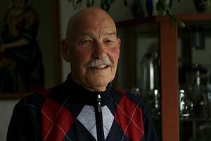 Reinder Strijker (85) uit Hoogeveen wil in juni lopend de Alpe d’Huez op om geld in te zamelen voor kankeronderzoek. beeld Hjalmar Guit
