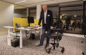 Leen Voogt met zijn trippelstoel in het gebouw van de Patiëntenfederatie in Utrecht, waar hij woensdag de rugpatiëntenvereniging ”de Wervelkolom vertegenwoordigde. beeld Erik Kottier