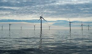 Windmolens reiken boven het wateroppervlakte van de Noordzee, 23 kilometer uit de kust ter hoogte van de strook tussen Zandvoort en Noordwijk. De windmolens zijn onderdeel van windpark Luchterduinen van Eneco. beeld ANP