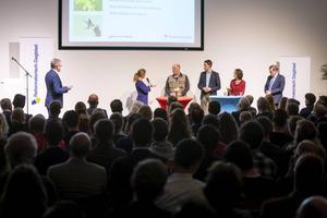 De deelnemers aan het debat over schepping en biodiversiteit. V.l.n.r.: debatleider Riekelt Pasterkamp, minister Carola Schouten, ecoloog Chiel Jacobusse, SGP-jongere Pieter Meijers, voorzitter van het deltaplan biodiversiteit Louise Vet en prof. Wim de Vries. beeld Cees van der Wal