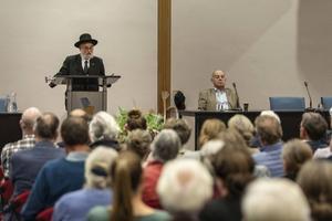 Opperrabbijn Jacobs en holocaustoverlevende De Liever spraken tijdens de abonneeavond over antisemitisme. beeld André Dorst