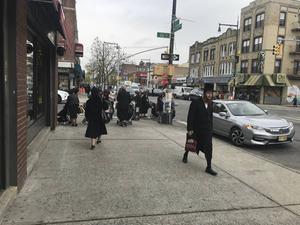 Typisch straatbeeld in Borough Park in Brooklyn. Veel moeders met kinderen.  beeld RD