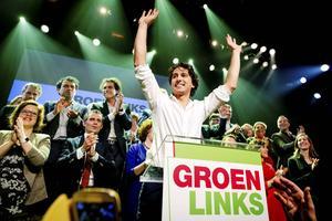 Jesse Klaver (voorgrond) en Zihni Özdil (achterste rij, tweede van links) tijdens de uitslagenavond van de Tweede Kamerverkiezingen in 2017. beeld ANP