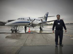 De Jetstream 32 van AIS Airlines zette maandag de wielen aan de grond op Kastrup Copenhagen Airport. AIS-directeur Arend van der Meer voerde de eerste vlucht uit.  beeld Gerard ten Voorde
