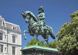 Privégeloofsuitingen van Willem van Oranje laten zien hoe vroomheid en oprechtheid zijn leven lang elkaar afwisselden. Foto: ruiterstandbeeld van de prins in Den Haag. beeld iStock
