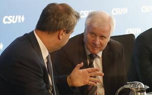 De twee hoofdrolspelers in de Beierse CSU, premier Söder (l.) en minister Seehofer, maandagochtend bij elkaar.  beeld AFP, Odd Andersen