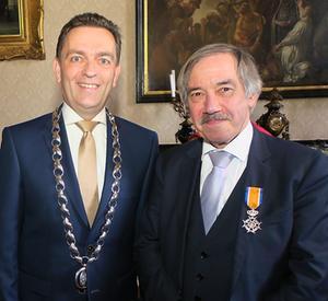 Burgemeester Bezuijen (l.) van Rijswijk en Jos Laus. beeld Pieter Baak