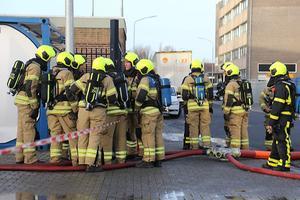 De brandweer is ter plaatse bij de tankwagen waar giftige gassen vrij zijn gekomen. beeld ANP