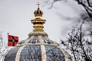 De koninklijke standaard wappert op het dak van Huis ten Bosch. Koning Willem-Alexander, koningin Maxima en hun drie dochters hebben hun intrek genomen in het paleis in Den Haag. beeld ANP