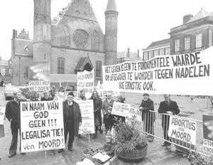 Een initiatiefvoorstel van PvdA en VVD om abortus te legaliseren, haalde het in 1976 niet in de Eerste Kamer, omdat dit een aantal VVD’ers te ver ging. Foto: tijdens de behandeling van de Abortuswet in de Eerste Kamer werd door tegenstanders van abortus gedemonstreerd. beeld ANP, Arthur Bastiaanse