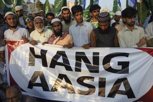 Aanhangers van de politieke partij Jamaat-e-Islami protesteren tegen het besluit van het Pakistaanse hooggerechtshof om de christin Asia Bibi vrij te laten. beeld AFP, Rizwan Tabassum