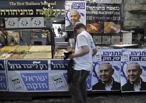 Campagnestand van Likud, de partij van de zittende Israëlische premier Benjamin Netanyahu, op de Machané Yehudamarkt in Jeruzalem, dinsdag. beeld AFP, Thomas Coex