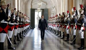 De Franse president Macron maakt zijn entree in Paleis Versailles. beeld ANP