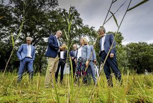 Minister Cora van Nieuwenhuizen op werkbezoek. beeld ANP, Robin van Lonkhuijsen