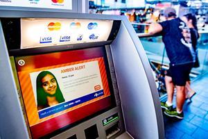 AMBER alert vermelding op een pinautomaat voor vermiste Hania. De politie verstuurde een AMBER alert vanwege de vermissing van het 12-jarige meisje omdat deze urgent en zorgwekkend is. beeld ANP