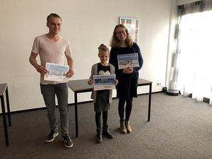 De prijswinnaars Gert Schouten en Hanneke ten Voorde (rechts). Hanna van Vliet kon niet aanwezig zijn, ze werd vertegenwoordigd door haar 8-jarige zus Nienke (midden). beeld RD