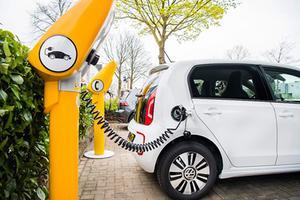 Iemand met een modaal inkomen kan zich geen dure, nieuwe hybride of volledig elektrisch aangedreven auto veroorloven. beeld ANP, Piroschka van de Wouw