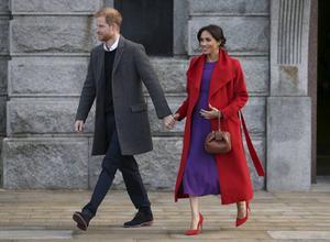 Hertogin Meghan droeg in januari een paarse jurk met rode mantel; kleding die de Britten aan prinses Diana deed denken. beeld EPA, Nigel Roddis