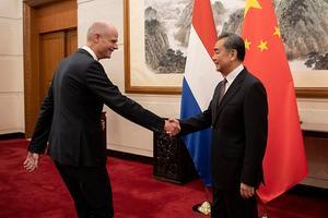 Minister blok schudt de hand van de minister van Buitenlandse zaken van China. beeld AFP