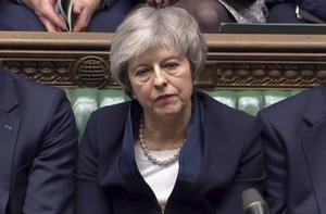 Een verslagen kijkende premier May, direct na de uitslag van de stemming dinsdagavond. Haar verlies was groter dan verwacht. Als ze woensdag het vertrouwen van het parlement krijgt, wil ze de komende tijd in gesprek met alle partijen.  beeld AFP