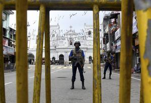 Zichtbare veiligheidsmaatregelen in Sri Lanka, een week na de bomaanslagen. President Sirisena heeft een waarnemend politiechef benoemd. De huidige topman zou fouten hebben gemaakt in de aanloop naar de aanslagen, maar weigerde op te stappen. beeld AFP, Lakruwan Wanniarachchi