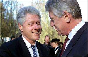 De Amerikaanse oud-president Bill Clinton en Wim Kok in 2001. beeld ANP