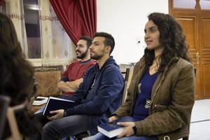 Jongeren bij elkaar in de presbyteriaanse kerk in Homs. beeld Jaco Klamer