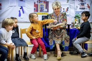 Prinses Laurentien leest kinderen voor tijdens het Nationale Voorleesontbijt. beeld ANP, Patrick van Katwijk