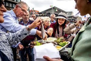 Zelfs binnen markten worden giften gegeven omdat mensen oprecht gevoelens van dankbaarheid, zorg of misschien wel liefde willen uitdrukken, zonder zich erom te bekommeren of ze daar iets voor terug krijgen.  beeld ANP, Remko de Waal
