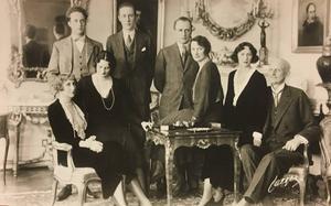 Familieportret. V.l.n.r.: moeder Ingeborg van Zweden, dochter Astrid en echtgenoot Leopold III (België), zoon Carl, de Noorse kroonprins Olav met zijn vrouw Märtha, haar zus Margareta en hun vader, prins Carl (broer van de Zweedse koning). beeld FD
