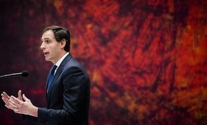 Minister Hoekstra (Financiën) is woendsag tijdens een Kamerdebat over de najaarsnota positief over het voorstel om te onderzoeken of en hoe huishoudens gecompenseerd kunnen worden voor de kosten van het klimaatbeleid. beeld ANP, Bart Maat