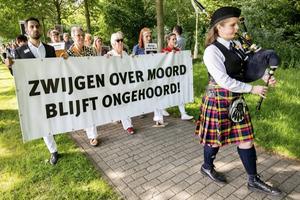 Boodschappen van geschokte nabestaanden kunnen daders helpen te bekennen. Foto: Nabestaanden lopen een stille tocht om aandacht te vragen voor duizend onopgeloste moorden.  beeld ANP, Niels Wendstedt