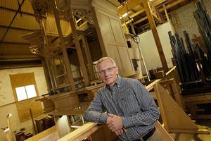 Frits Elshout in 2011 in de werkplaats van Flentrop bij de kas van het orgel voor de Katharinenkerk in Hamburg. beeld RD, Anton Dommerholt