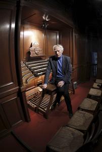 Jean Guillou bij het Van den Heuvelorgel in de Saint-Eustache in Parijs. beeld AFP