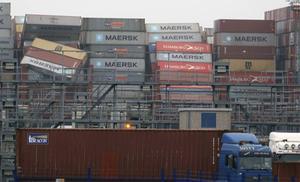 De MSC Zoe ligt aangemeerd in het Duitse Bremerhaven na een ruige tocht over de Noordzee. Het schip verloor onderweg een aanzienlijk deel van de lading. beeld EPA, Focke Strangmann