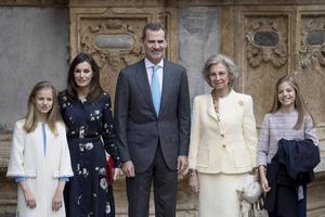 Koning Felipe bouwde de afgelopen vijf jaar veel krediet op. Wensen zijn er onder de bevolking ook: hij zou meer contact met gewone Spanjaarden moeten hebben. Van links naar rechts: kroonprinses Leonor (13 jaar), koningin Letizia (46), koning Felipe VI (51), koningin Sofia (80) en prinses Sofia (12), voorafgaand aan de paasmis in de kathedraal van Palma de Mallorca in april. beeld AFP, Jaime Reina