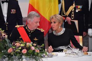 De Belgische koning Filip en Brigitte Macron, de vrouw van de Franse president. beeld AFP