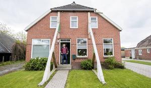 Een gestut huis in de omgeving van Loppersum. De versterking en de verduurzaming van getroffen huizen is een alibi voor gaswinning, aldus Louis Schiller in "Gasland". beeld ANP, Jerry Lampen