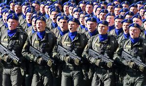 De relatie tussen Rusland en Oekraïne is de afgelopen jaren dramatisch verslechterd. Foto: Oekraïense militairen marcheren in Kiev. beeld AFP